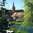 Ronchamp mit Corbusier-Kapelle (auf Hügel rechts von Kirche)