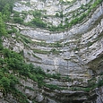 Loue-Quelle - über 100 m hohe Felswand