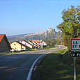 das Dorf La Cluse-et-Mijoux mit Schloss