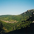 Blick auf Mouthier-Hautepierre im oberen Loue-Tal