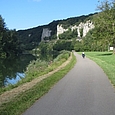 Felsen und Veloweg am Doubs