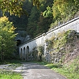 Eisenbahnlinie am Weg im Bienne-Tal