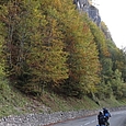 Strassenabschnitt bei den Felsen der Sous-Balme