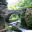 Brücke über die Loue gleich nach der Quelle