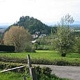 Ferrette - Blick auf Schlosshügel und über Land